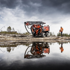 Sandvik представила буровую установку Commando DC300Ri с выносным перфоратором