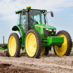 John Deere вывел на рынок новый премиальный сельхозтрактор 5115RH