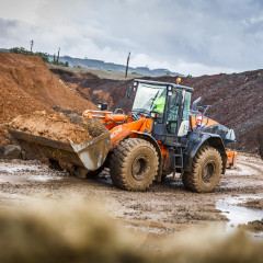 Hitachi открывает новую серию колесных погрузчиков среднеразмерной моделью ZW220-6
